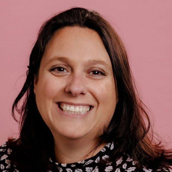 Chantal roze achtergrond vierkant Virtueel Assistent Chantal Kramer